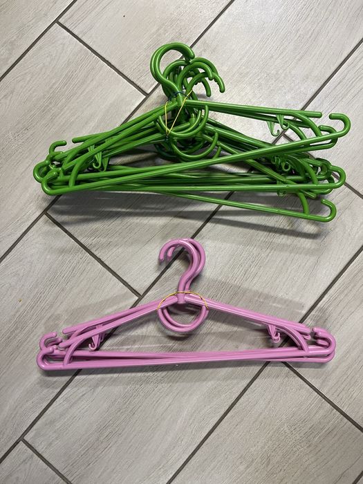 Продам пластикові вішалки для одягу – багато