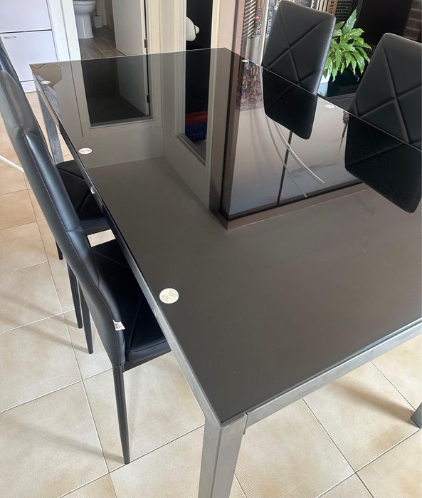 Mesa com topo vidro e cadeiras x4
