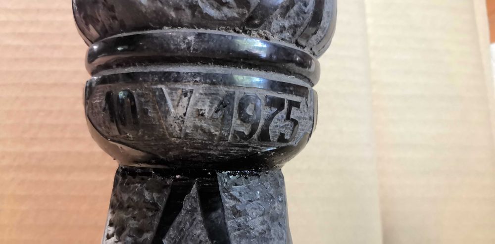 Waza rzeźbiona w węglu