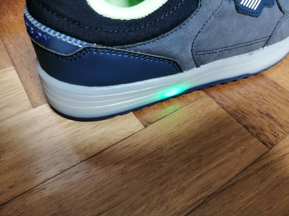 Ténis rapaz Lefties com luzes T. 34 azul e verde. NOVOS