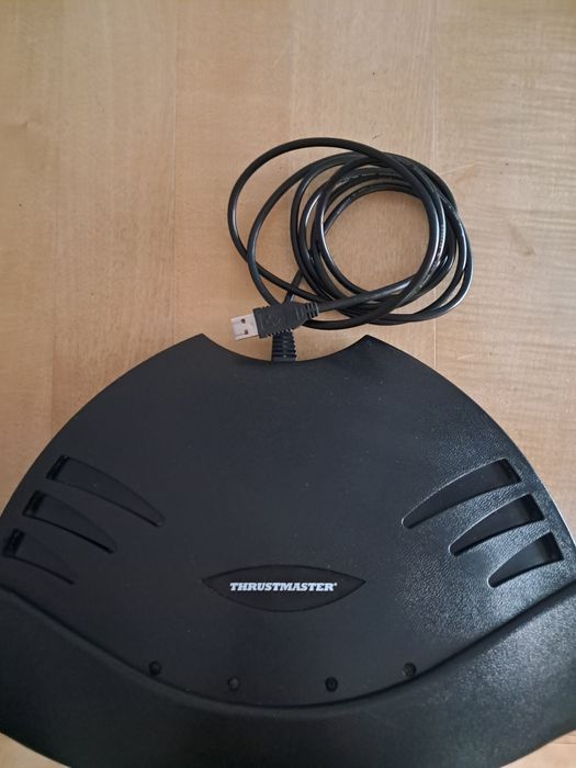 Volante e Pedais  ThrustMaster