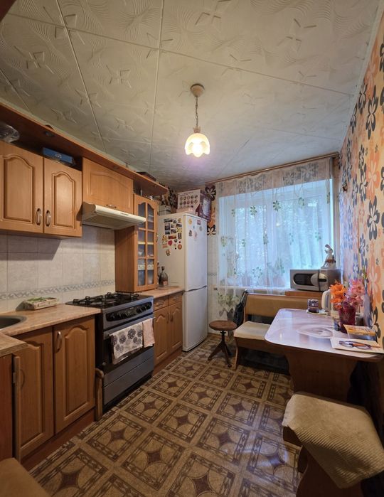 Продам трикімнатну квартиру на другому поверсі