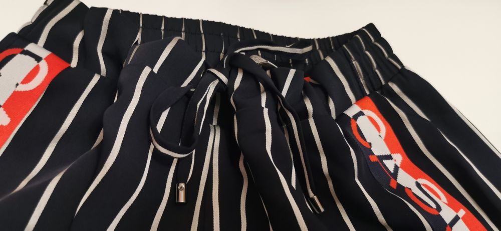 Comma - świetne granatowe spodnie/dresy w pasy roz. 36,