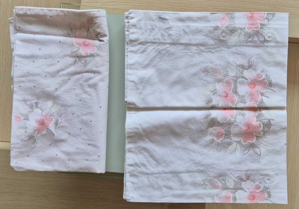 Komplet białej pościeli wzór kwiatowy PRL