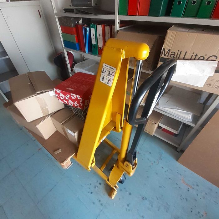 empilhador industrial com elevação