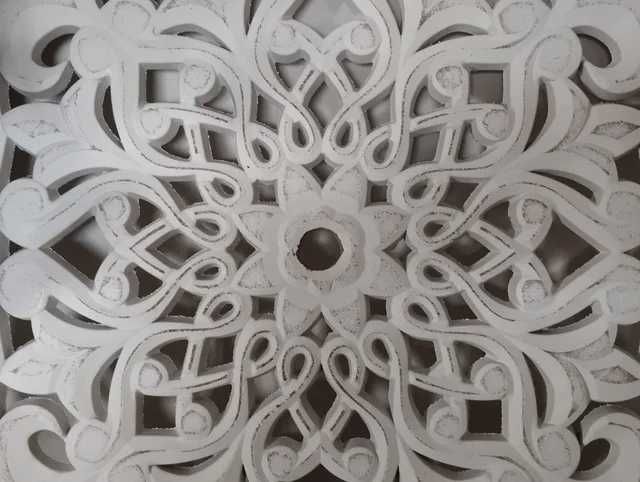 Placa Grande Ornamentada em Madeira