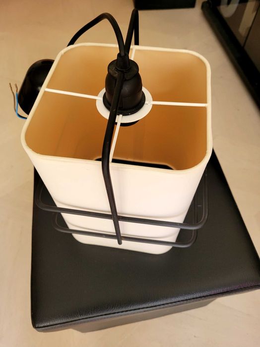 Candeeiro com 18 cm na base (quadrada) e 26 cm de altura