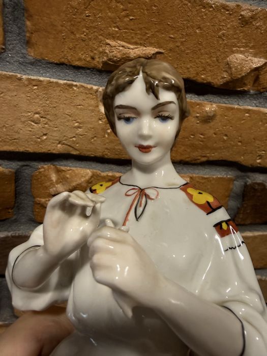 Фарфоровая статуэтка. "Предсказание" Гадание на ромашке
