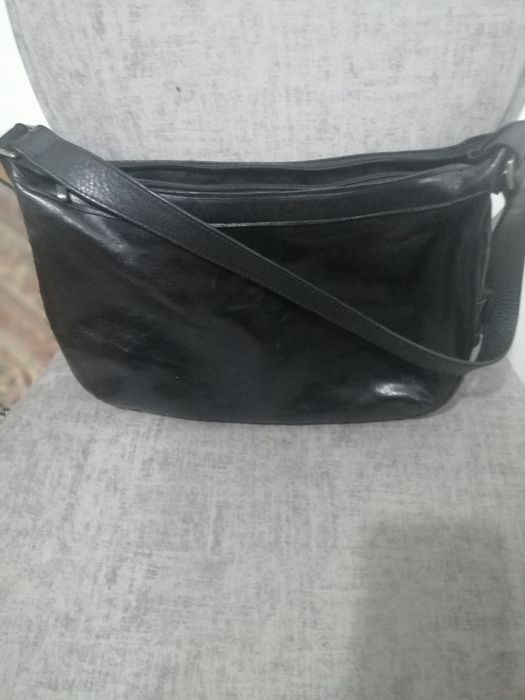 Três Malas de senhora em pele cor preta.