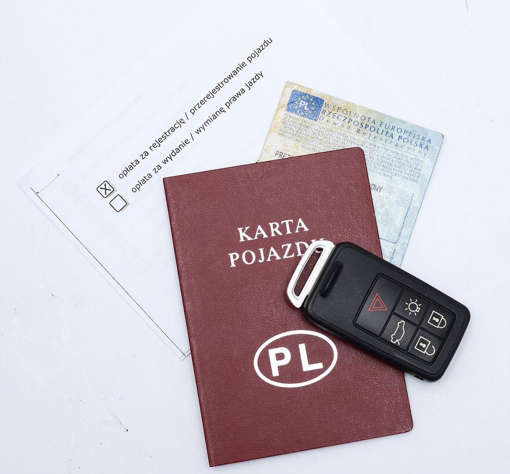 Koniec z kartą pojazdu i nalepką na szybę 