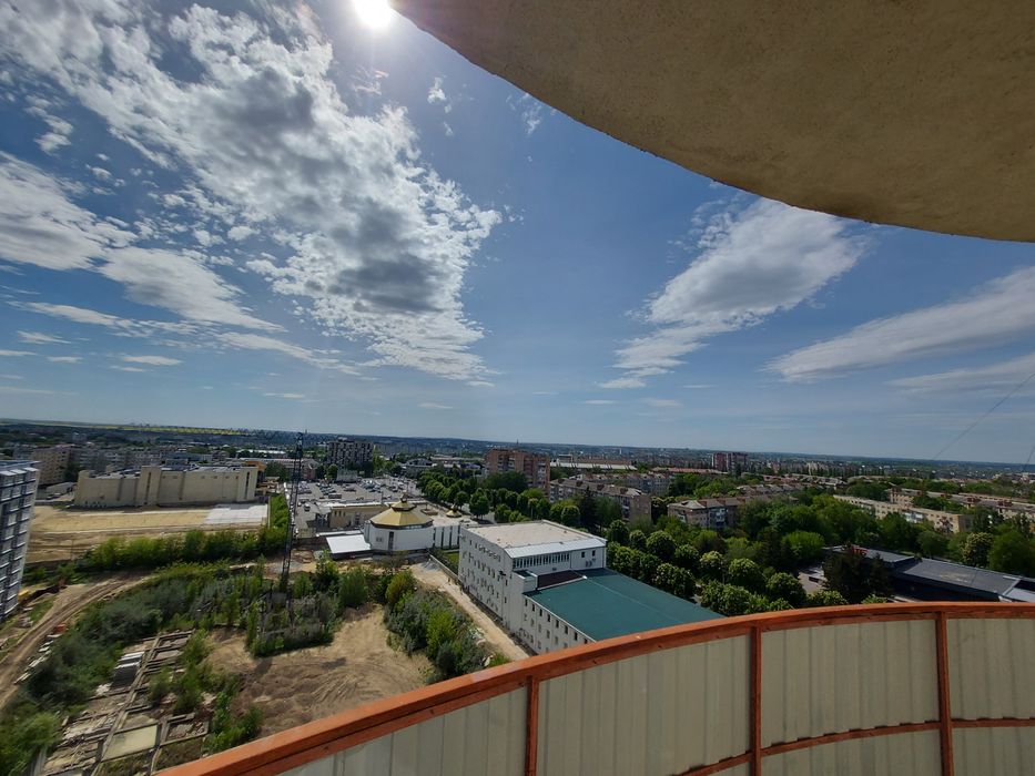 2 - кімнатна квартира. Погодинно. Подобово. ТРЦ " ЧАЙКА " Smart TV.