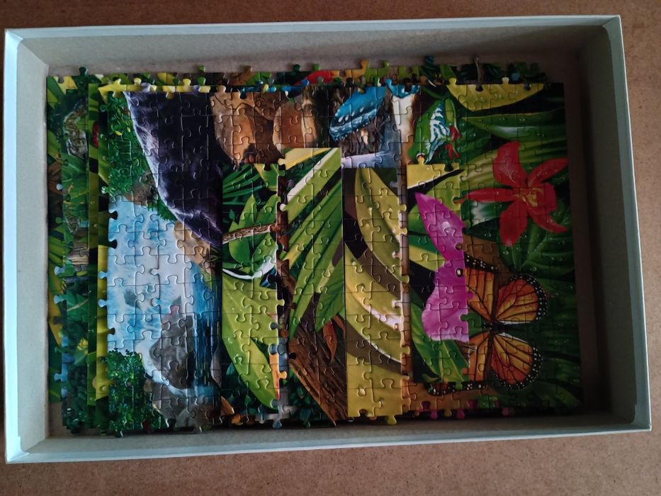 Puzzle ułożone 2000 elementów