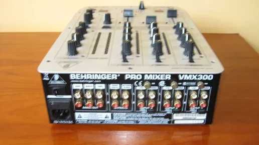 Mesa de Mistura Behringer VMX 300