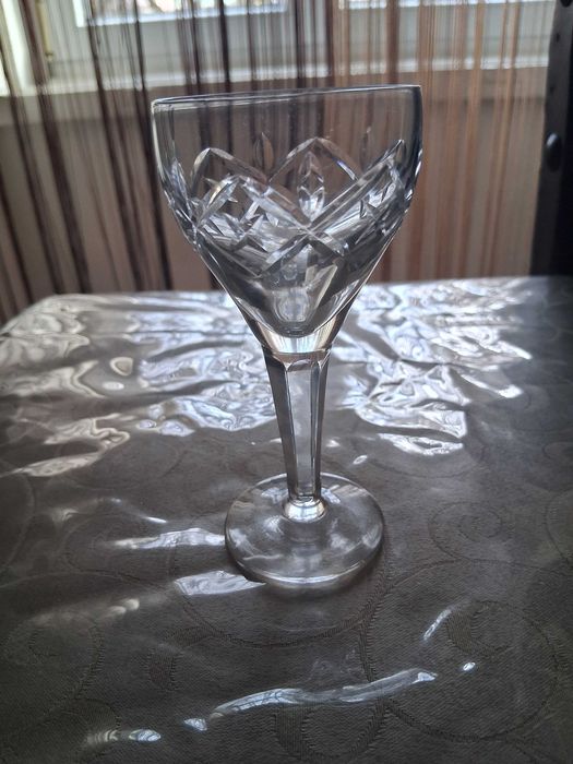 Conjunto (72 peças) de copos e jarro em vidro fino lapidado