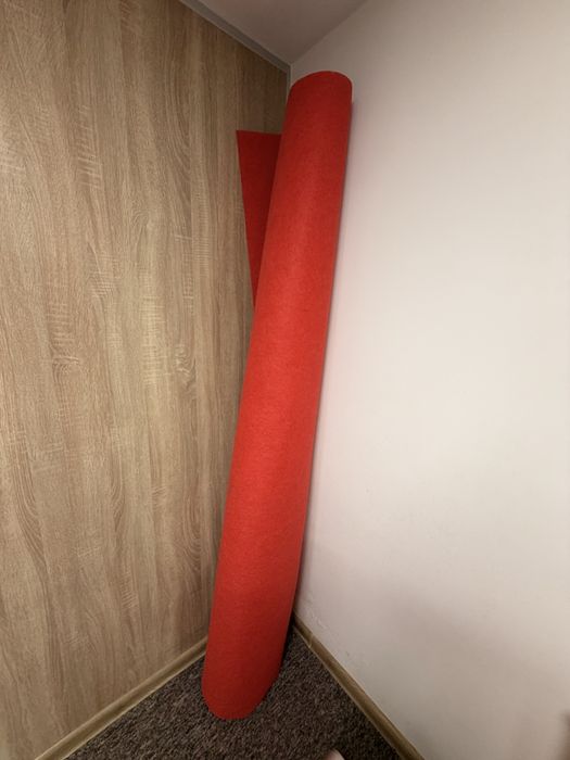 Czerwona wykładzina / dywan 5 × 2 m – bardzo dobry stan