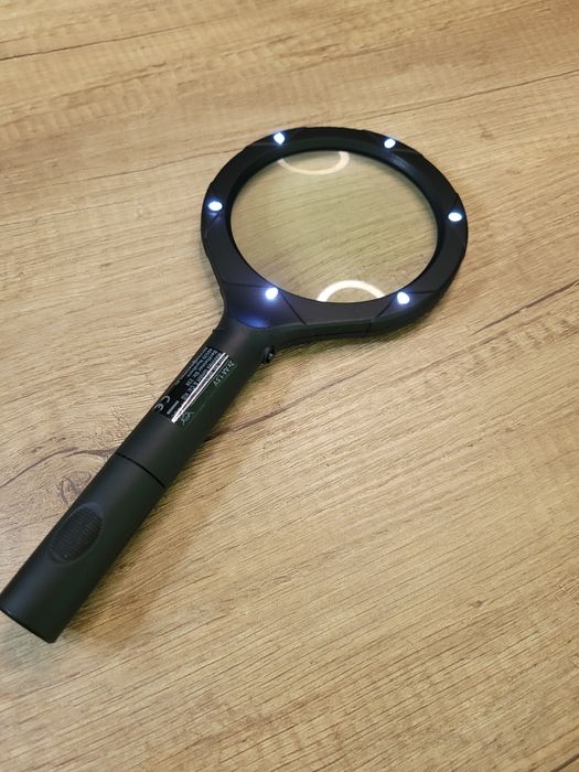 Lupa z diodami na baterie