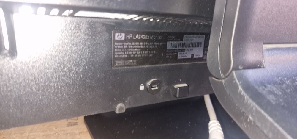 Dwa monitory Led