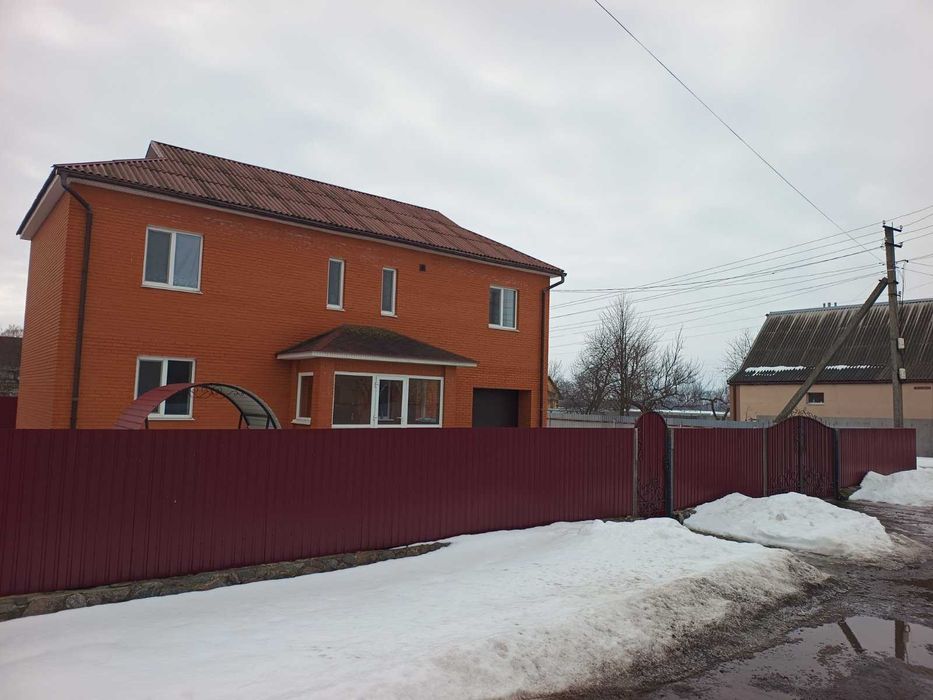 Продам 2-х поверховий будинок з гаражем