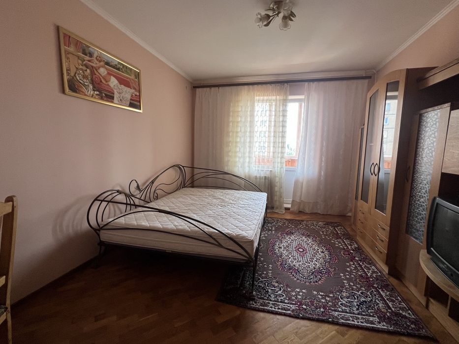 Бажана, метро Харківька