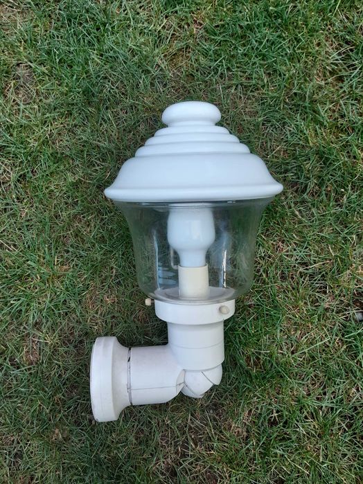 Solidna lampa zewnętrza biała z czujnikiem ruchu*szkło i ceramika.