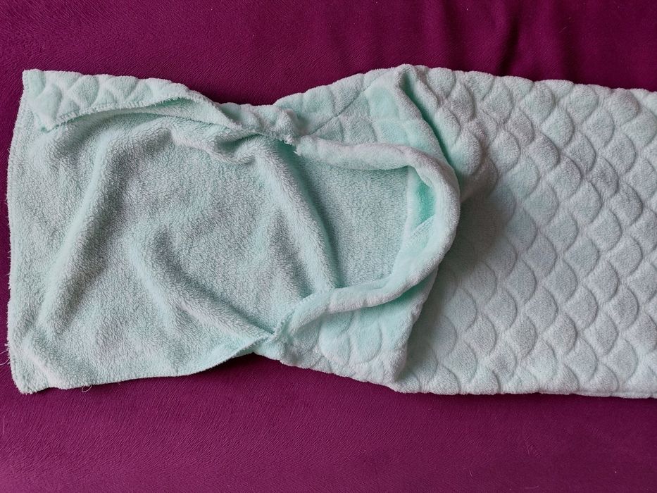 Polarowy kocyk do wózka syrenka, wsuwany na nogi