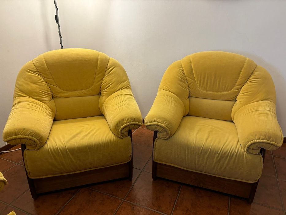 Sofás de madeira polida