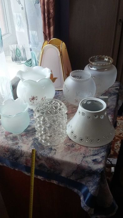Несколько разных стеклянных  и тканевых абажуров.