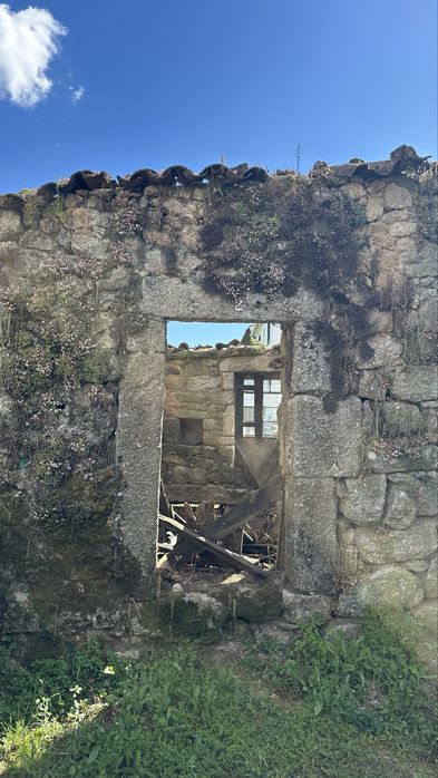 Vende-se pedra e local numa aldeia de Celorico da Beira, para reconstrução, papeis em dia