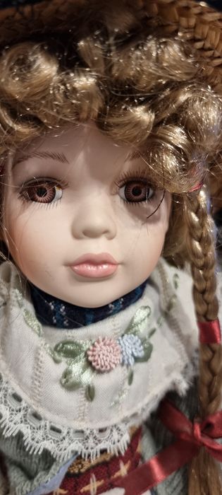 Linda boneca antiga em porcelana