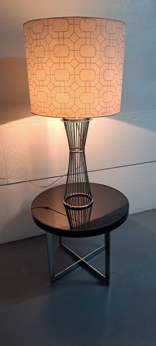 Mesa de apoio para candeeiro.
