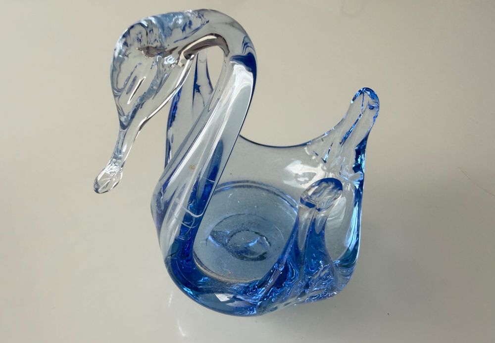 Szklany świecznik łabędź niebieski dekoracyjny 9 cm
