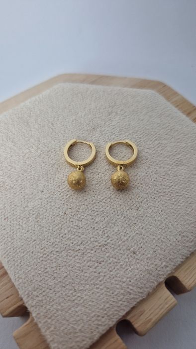 Złote kolczyki wiszące szlifowanie kulki grube