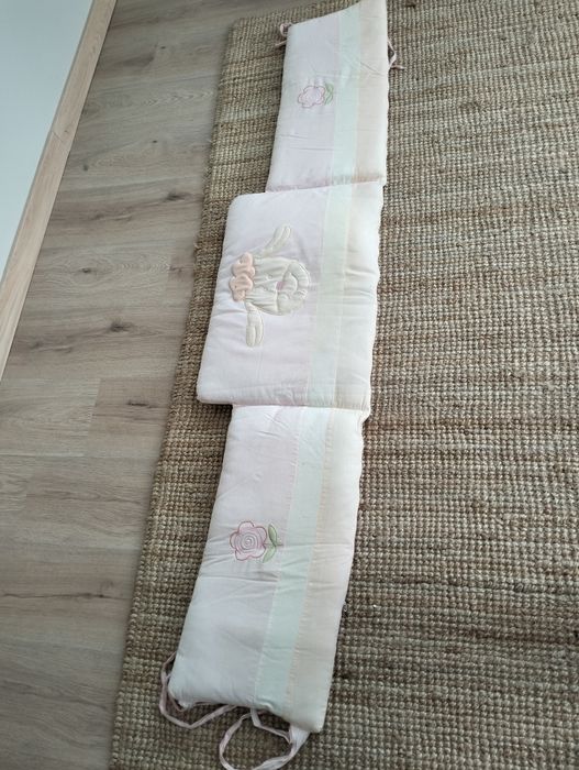 Ochraniacz do łóżeczka dla dziewczynki