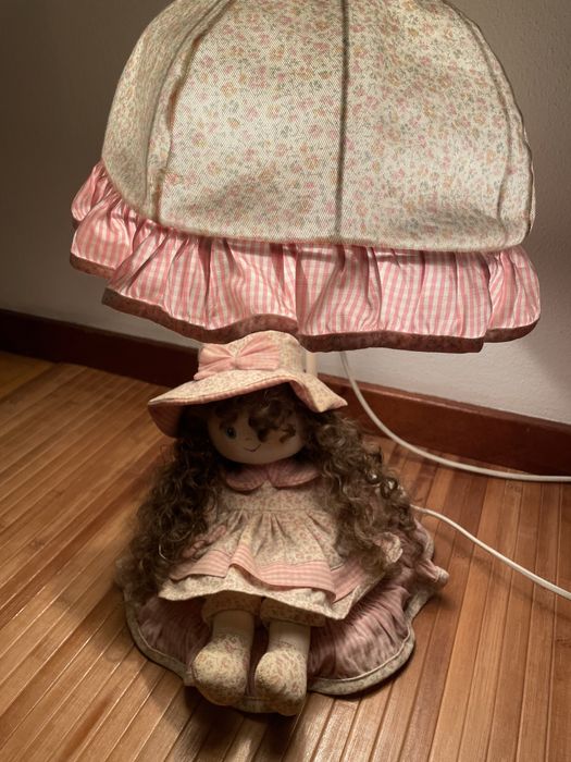 Candeeiro de quarto, bonequinha de trapos muito bonita.