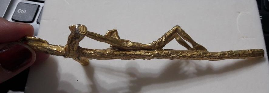 Krzyż do powieszenia 14 cm w kolorze złota jest to odlew