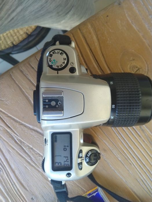 Nikon F60 com teleobjetiva, filtros, rolos