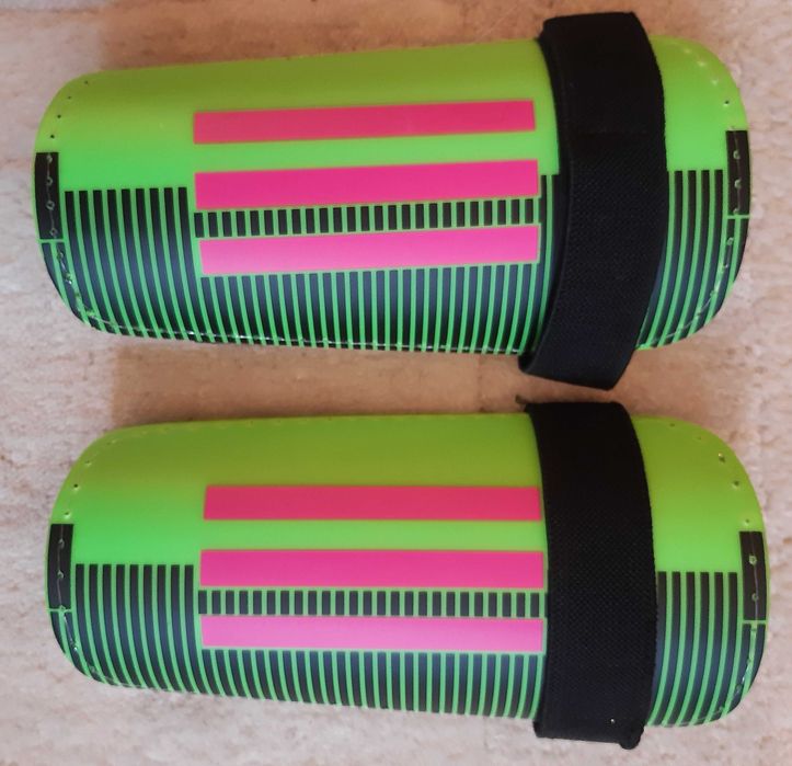 Nowe ochraniacze na piszczele Adidas, rozmiar L