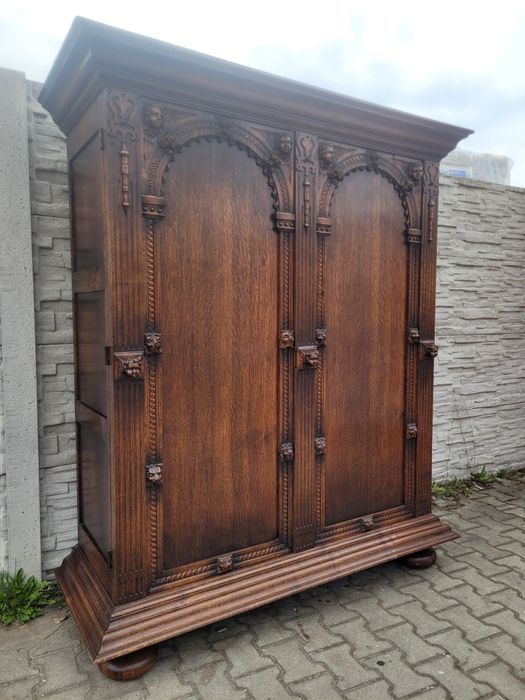 Elegancka szafa z drążkiem i półkami.