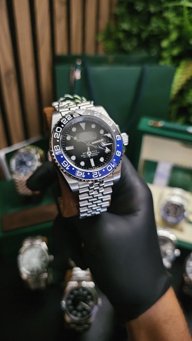 Relógio com bezel azul e preto