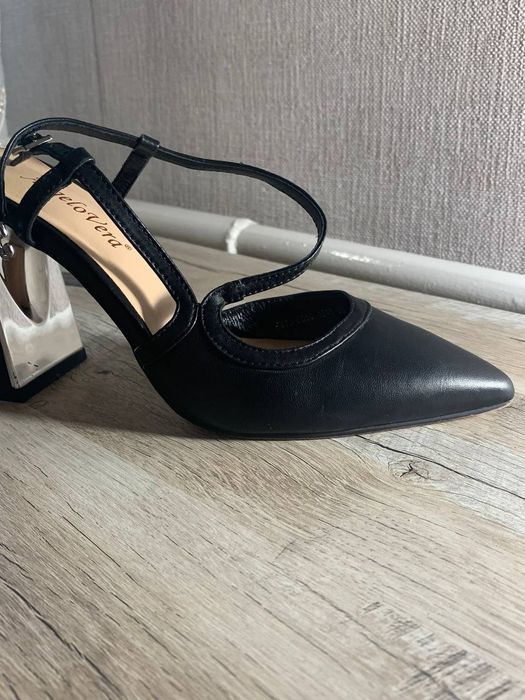 Шкіряні босоніжки