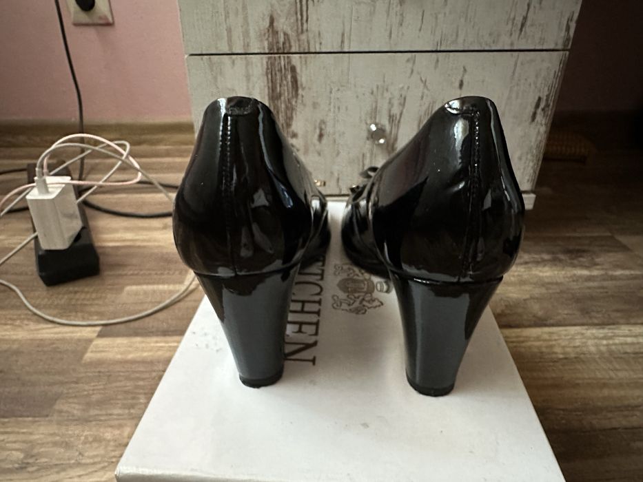 Lakierowane obcasy Wittchen