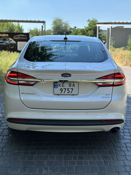 Ford Fusion SE.
