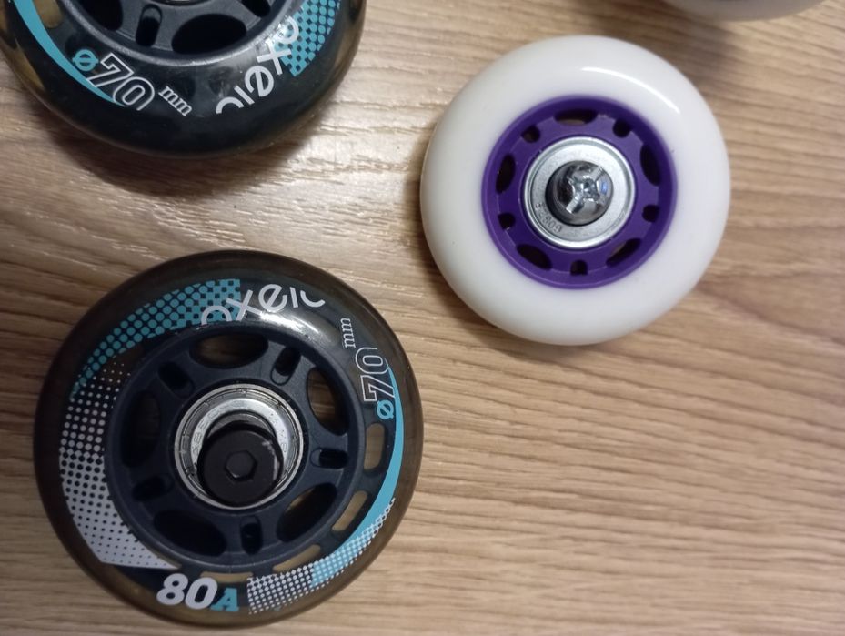 Zestaw kółek do rolek plus dwa hamulce.