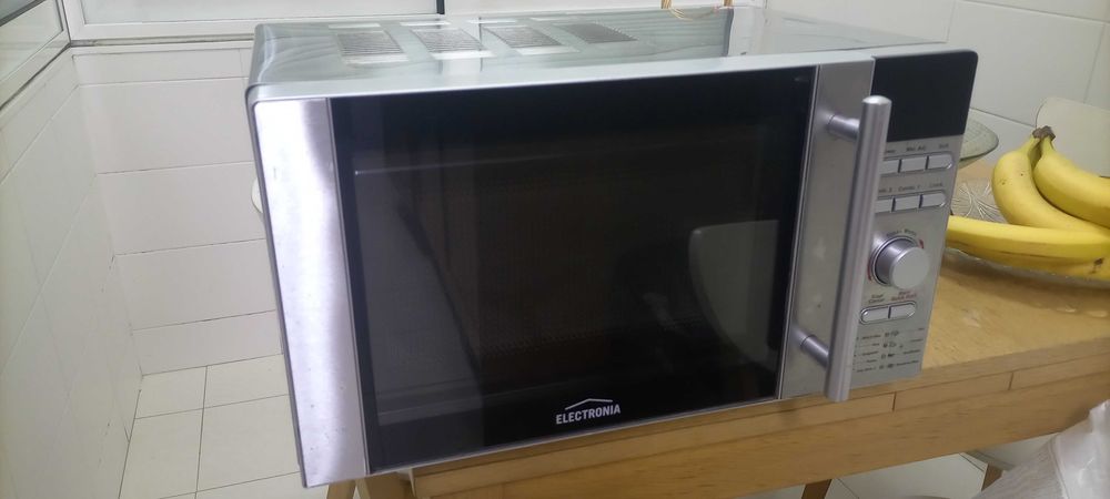 Micro-ondas Electronia 700W para peças ou reparação
