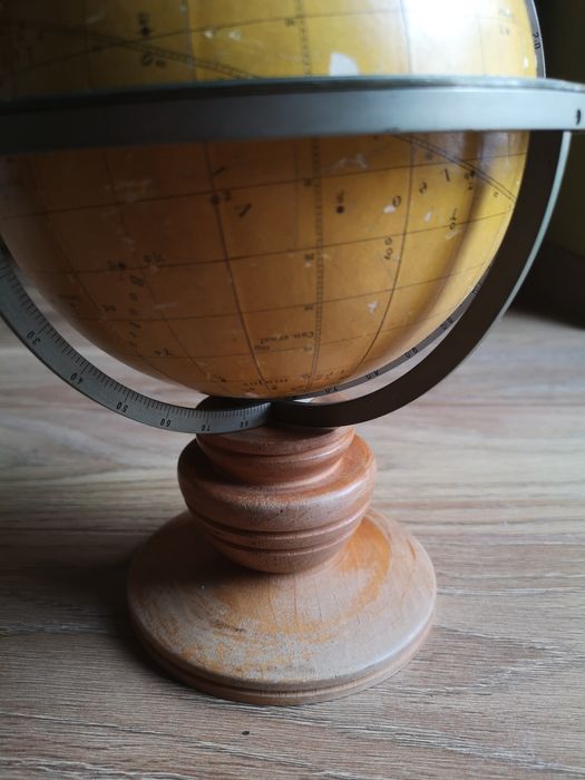 Stary przyrząd nawigacyjny z mapą nieba