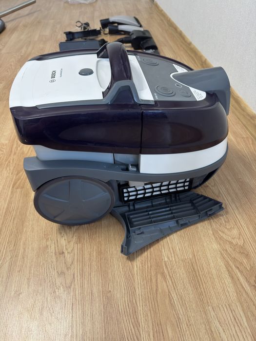 Пилосос миючий з аквафільтром Bosch, повний комплект