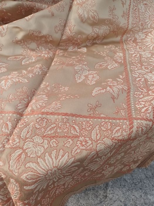 Colcha de casal em  dourado