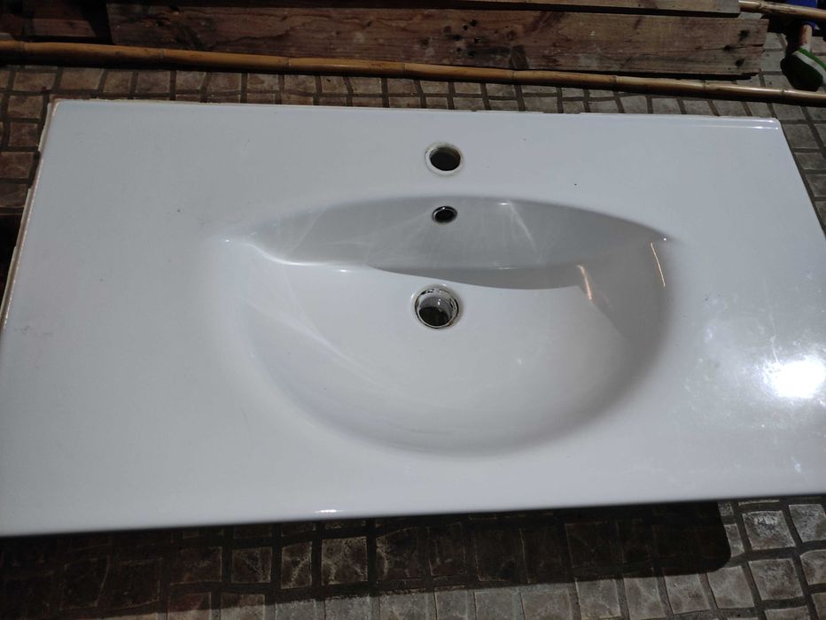 Lavatório branco usado