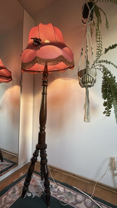 Lampa z kloszem prl rozowe swiatlo