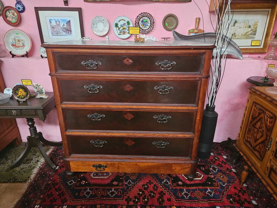 Grande cómoda, muito antiga, em madeira maciça com tampo em pedra - C